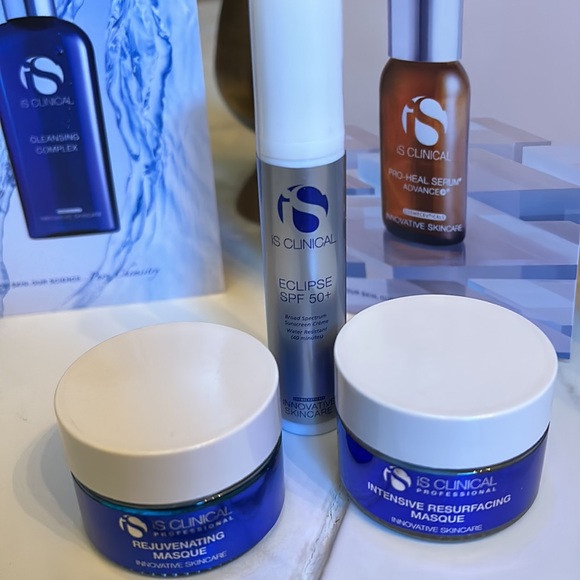 iS Clinical Fire & Ice Facial Sample Kit - Picture 3 of 4